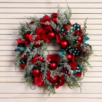Венок новогодний d- 30 см "Уютная сказка" алые шары и ленты в горох