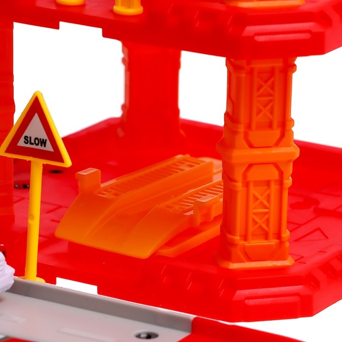 Парковка &laquo;Пожарная станция&raquo;, с металлическими машинкой и вертолётом