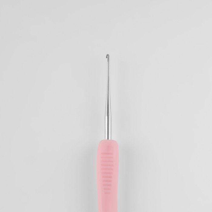 Крючок для вязания, двусторонний, с силиконовой ручкой, d = 0,5/1 мм, 13,5 см, цвет розовый