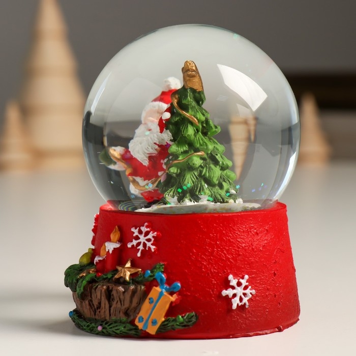 Сувенир полистоун водяной шар Сувенир полистоун водяной шар "Дедушка Мороз вешает гирлянду на ель" 7х8х9 см