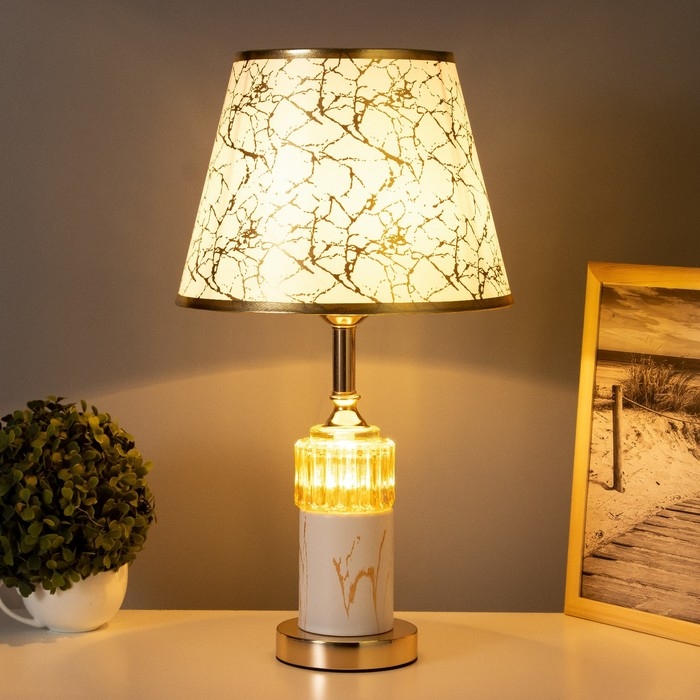Лампа настольная Лампа настольная "Рамира" 1х40Вт Е27+подсветка, белый/золото 27х27х48см