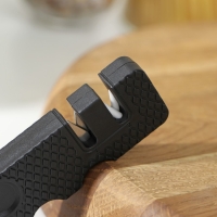 Точилка для ножей Доляна &laquo;Ловкач&raquo;, 2 деления, цвет чёрный