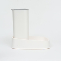 Автокормушка со скошенной миской, нескользящие ножки 3,8 л, белая Автокормушка со скошенной миской, нескользящие ножки 3,8 л, белая