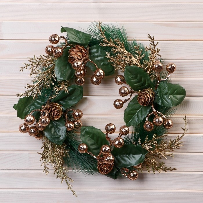 Венок новогодний d-19 см "Элит" ягодки шишки веточки, золото