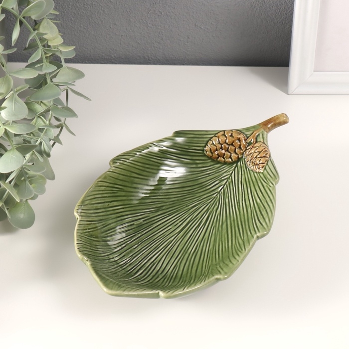 Сувенир керамика подставка Сувенир керамика подставка "Лист с двумя шишками" зеленый 21,7х13,5х4 см
