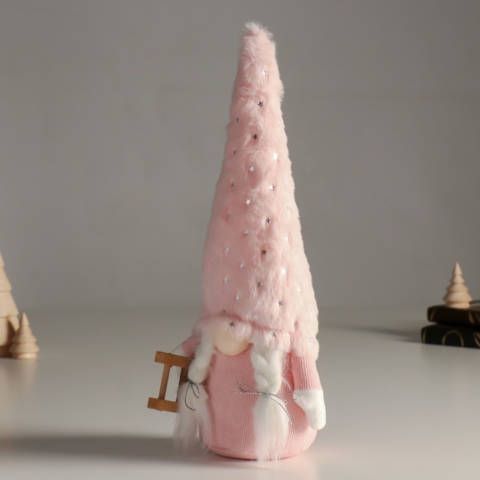 Кукла интерьерная "Бабуся в меховом розовом колпаке со звёздами и санками" 32 см