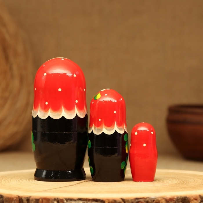 Матрёшка &laquo;Земляничка&raquo;, красный платок, 3 кукольная, 10-12 см