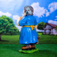 Садовая фигура "Баба с тяпкой" 23х37х63см Садовая фигура "Баба с тяпкой" 23х37х63см