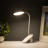 Светильник на прищепке с подставкой под телефон "Грань" 5Вт LED USB 2700-6500К белый Светильник на прищепке с подставкой под телефон "Грань" 5Вт LED USB 2700-6500К белый