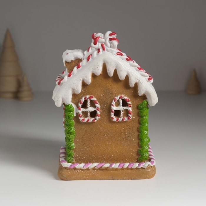 Сувенир полистоун свет Сувенир полистоун свет "Пряничный домик с ёлкой, пряничкой и леденцами" 12,5х9,5х17 см