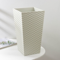 Кашпо для цветов со вставкой &laquo;Ротанг&raquo;, вставка 4,9 л, цвет белый