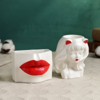 Набор кашпо "Губы и девушка" 2 шт, перламутр с красным, 15см Набор кашпо "Губы и девушка" 2 шт, перламутр с красным, 15см