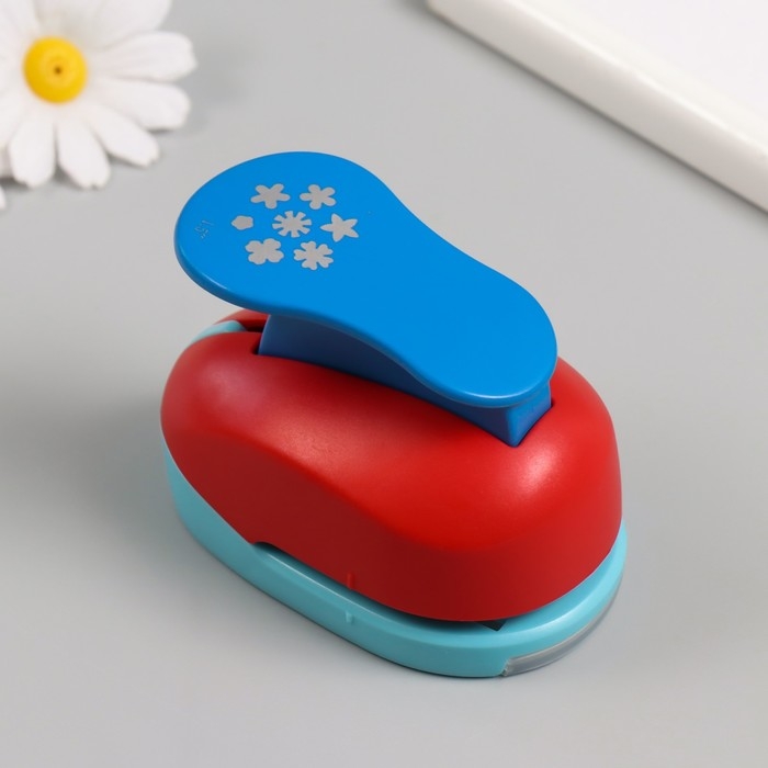 Дырокол фигурный рисунок 3,8х3,8 см Дырокол фигурный рисунок 3,8х3,8 см "Снегопад" 7х5,2х9,2 см, МИКС