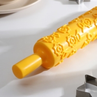 Скалка кондитерская &laquo;Цветочки&raquo;, 37 см, рабочая часть 25 см, фактурная, цвет жёлтый