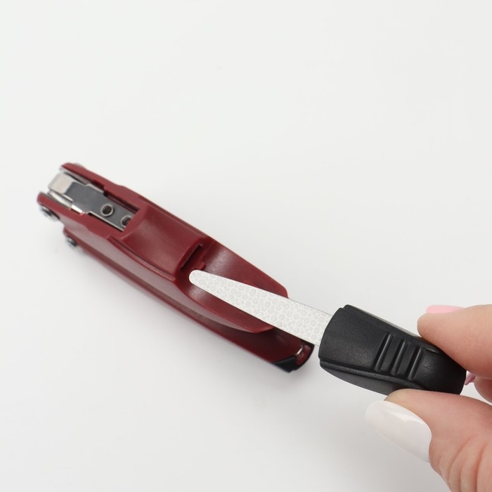 Кусачки педикюрные, 3 в 1, с лазерной пилочкой, изогнутое лезвие, складные, 8,7 см, длина лезвия - 18 мм, цвет бордовый Кусачки педикюрные, 3 в 1, с лазерной пилочкой, изогнутое лезвие, складные, 8,7 см, длина лезвия - 18 мм, цвет бордовый