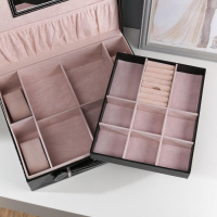 Шкатулка кожзам под часы 4 отделения и бижутерию "Чёрный чемоданчик" 9х32,5х26 см Шкатулка кожзам под часы 4 отделения и бижутерию "Чёрный чемоданчик" 9х32,5х26 см