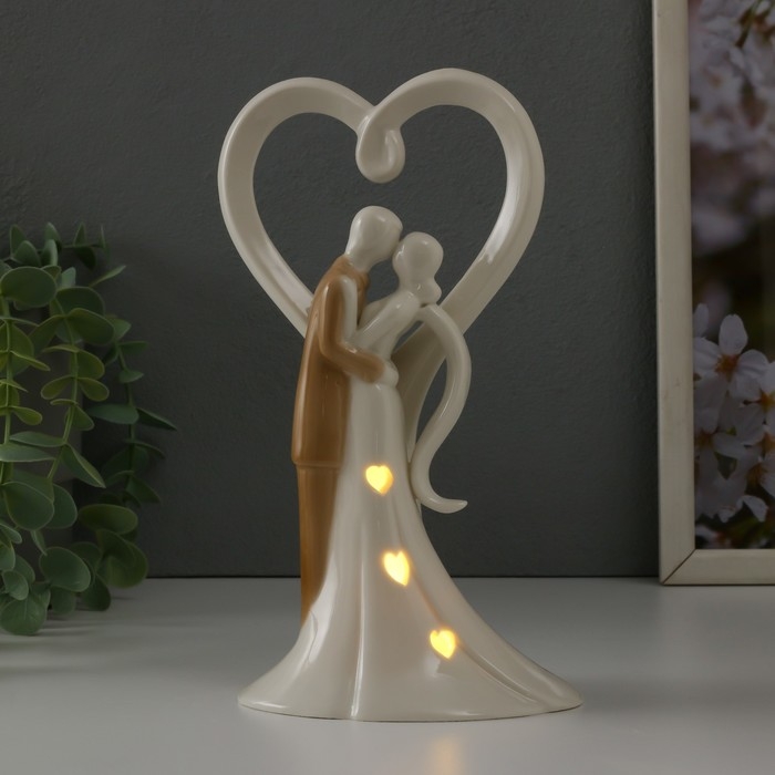 Сувенир керамика свет "Абстракция. Влюблённые, поцелуй у большого сердца" 11х8,5х20,5 см