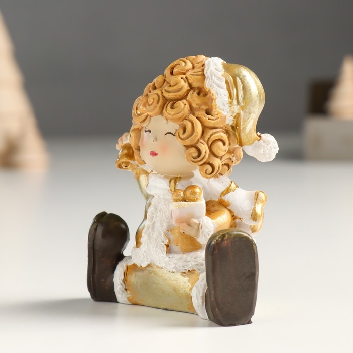 Сувенир полистоун Сувенир полистоун "Малышка в золотом кафтане и колпаке, сидит" МИКС 4х5,5х8 см