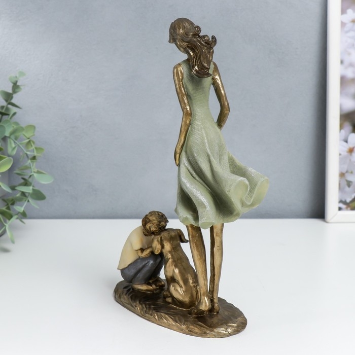 Сувенир полистоун "Мама с сыном выгуливают собаку" морская волна 24х7,5х16 см