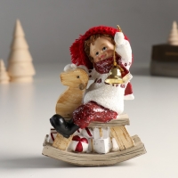 Сувенир полистоун "Малыш в большой красной шапке на игрушке-качалке" 6х10х13 см