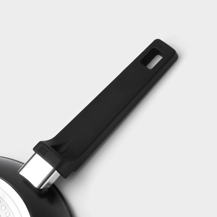 Сковорода Magistro Flame, d=24 см, h=4,7 см, ручка soft-touch, антипригарное покрытие, индукция, цвет чёрный Сковорода Magistro Flame, d=24 см, h=4,7 см, ручка soft-touch, антипригарное покрытие, индукция, цвет чёрный