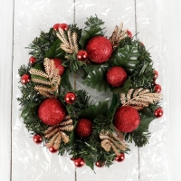 Венок новогодний d-20 см "Красные шарики"