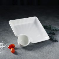 Блюдо фарфоровое с соусником Magistro &laquo;Бланш&raquo;, соусник 60 мл, 18,5&times;17,5&times;4 см, цвет белый