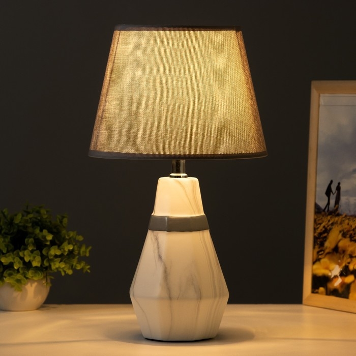 Настольная лампа Настольная лампа "Айседора" E14 40Вт белый-серый 23х23х40 см RISALUX