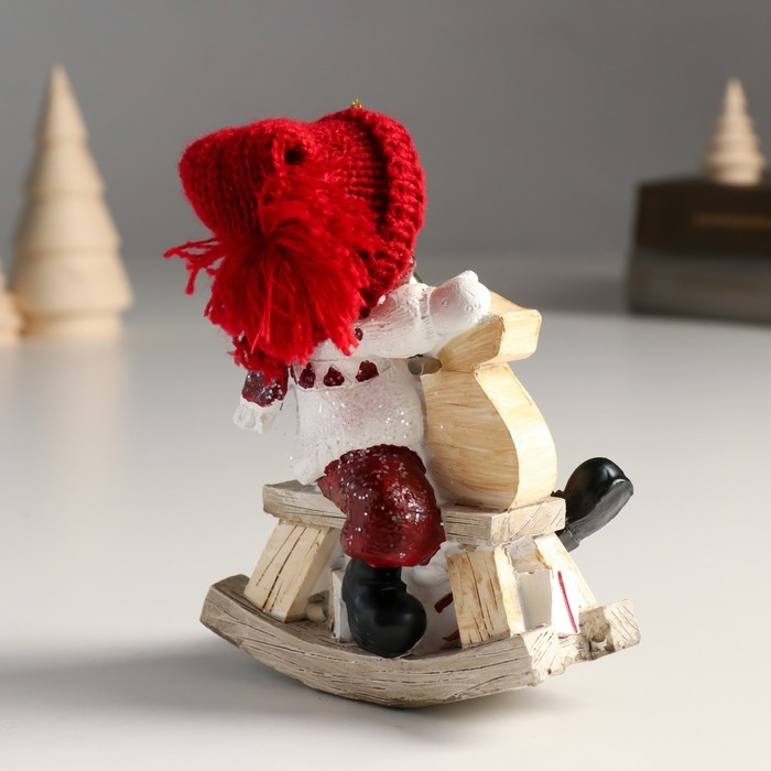 Сувенир полистоун "Малыш в большой красной шапке на игрушке-качалке" 6х10х13 см