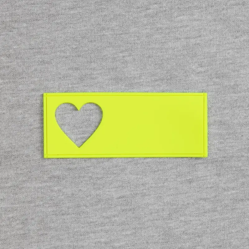 Лейбл из ПВХ с вырубкой &laquo;Сердце&raquo;, желтый неон