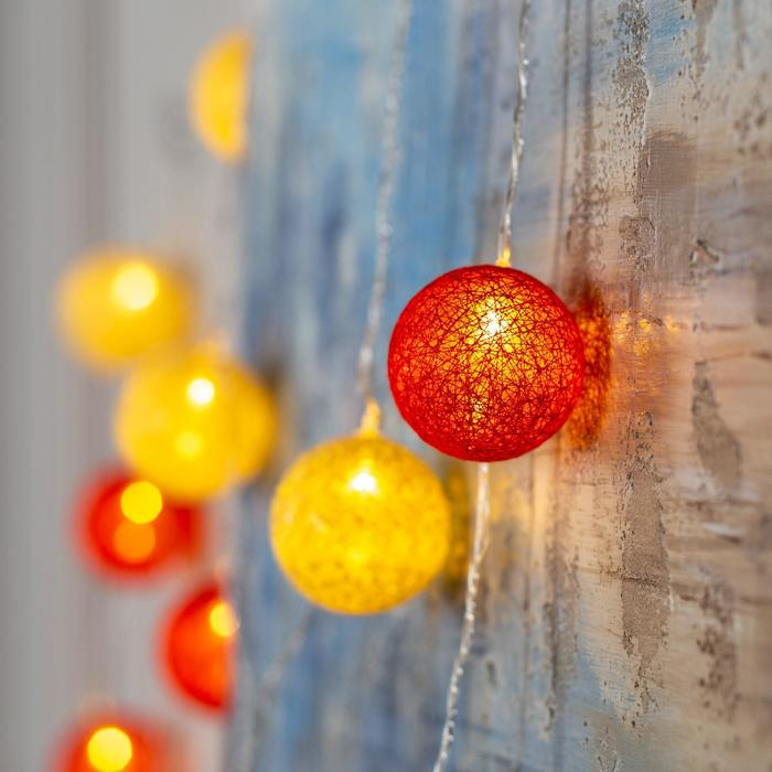 Гирлянда &laquo;Нить&raquo; 5 м с насадками &laquo;Клубки красно-золотистые&raquo;, IP20, прозрачная нить, 20 LED, свечение тёплое белое, 220 В