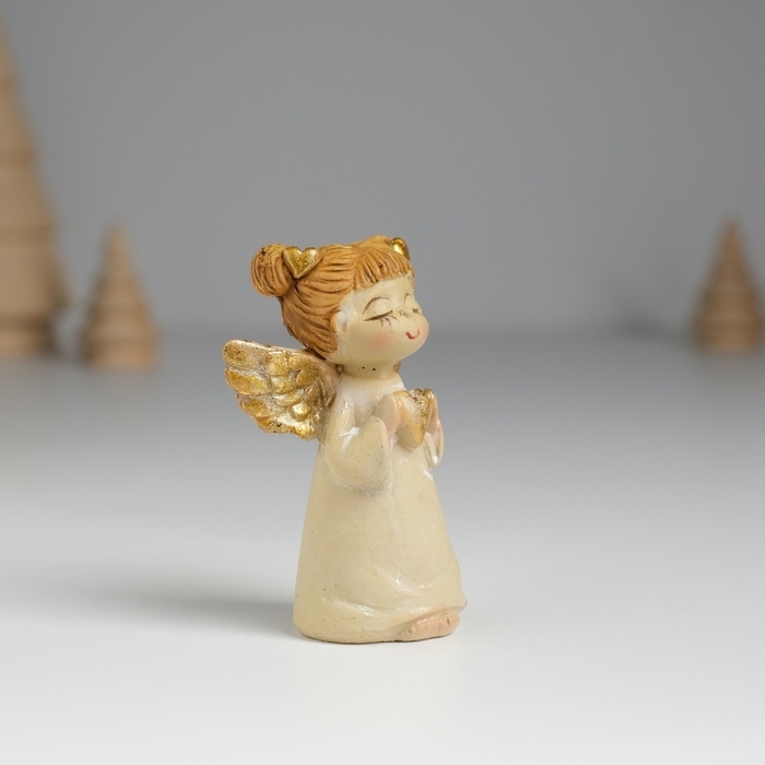 Сувенир полистоун "Ангелочек в бежевой сорочке с сердечком" 4,8х2,8х6,5 см