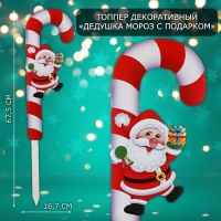 Топпер декоративный трость "Дедушка мороз с подарком" 16,7х67,5 см Топпер декоративный трость "Дедушка мороз с подарком" 16,7х67,5 см