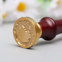 Печать для сургуча с деревянной ручкой "Венок с цветком" 9х2,5х2,5 см Печать для сургуча с деревянной ручкой "Венок с цветком" 9х2,5х2,5 см