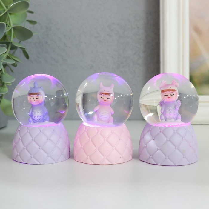 Сувенир полистоун водяной шар свет Сувенир полистоун водяной шар свет "Малыш-динозаврик" МИКС 4х4х6,7 см