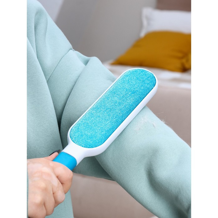 Щётка для удаления шерсти и волос с одежды и мебели с ручкой Доляна, 33&times;7,5&times;5 см, цвет синий