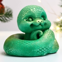 Новый год. Символ 2025. Фигура "Змея Хвостатик" светло-зеленая, 6х6см