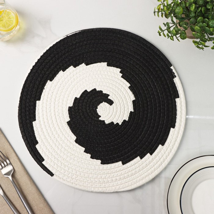 Салфетка сервировочная на стол Доляна «Гипноз», d=38 см, цвет чёрно-белый Салфетка сервировочная на стол Доляна «Гипноз», d=38 см, цвет чёрно-белый