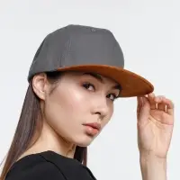 Бейсболка Foreside с прямым козырьком, серая с коричневым Бейсболка Foreside с прямым козырьком, серая с коричневым