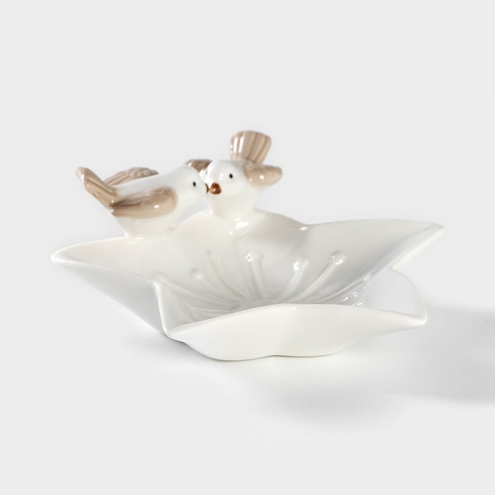 Блюдо керамическое сервировочное &laquo;Голубки на цветочке&raquo;, 14&times;13,5&times;4 см, цвет белый