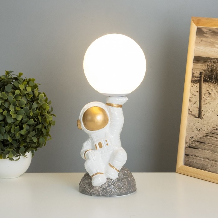 Лампа настольная Лампа настольная "Космонавт с луной" 1х40Вт Е14 белый/золото 12,5х12,5х31см