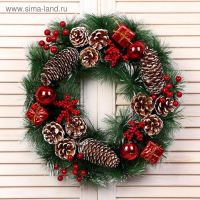 Венок новогодний d-40 см "Зимние шишки с подарками"