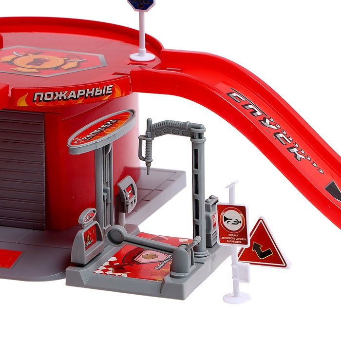 Парковка &laquo;Пожарная часть&raquo;, с 2 металлическими машинами