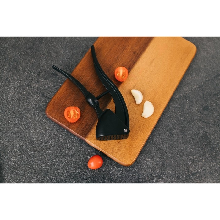 Пресс для чеснока Magistro Alum black, с выталкивателем косточек, цвет чёрный Пресс для чеснока Magistro Alum black, с выталкивателем косточек, цвет чёрный