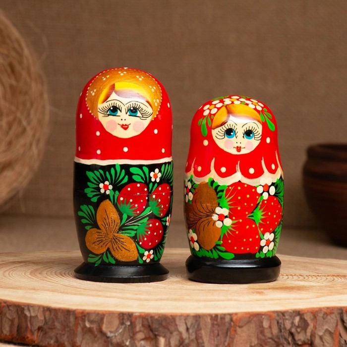 Матрёшка &laquo;Земляничка&raquo;, красный платок, 3 кукольная, 10-12 см