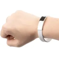 Силиконовый браслет Brisky с металлическим шильдом, белый