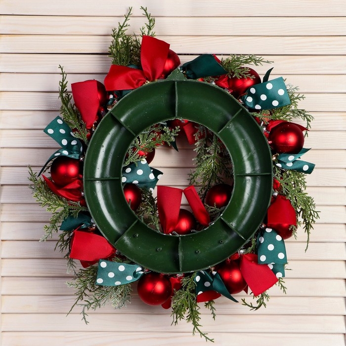 Венок новогодний d- 30 см "Уютная сказка" алые шары и ленты в горох