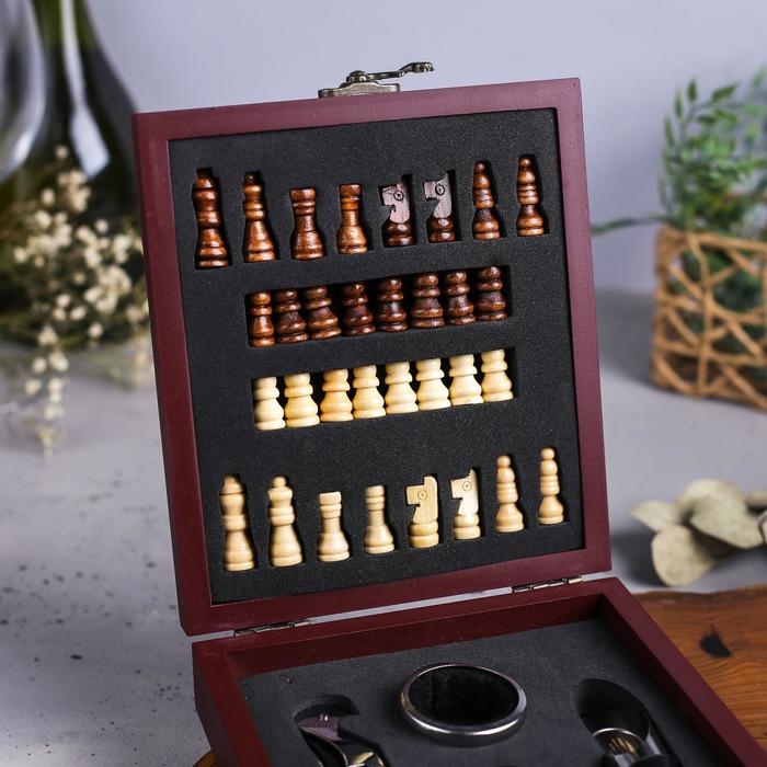 Винный набор: нож-сомелье со штопором, каплеуловитель, нож для фольги и пробка для вина с шахматами &laquo;Золотому человеку&raquo;.