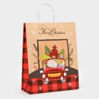 Новый год. Пакет бумажный подарочный новогодний крафт "Машина с подарками", 33 &times; 26 &times; 12 см.