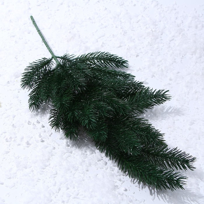Декор &laquo;Ветвь пушистой ели&raquo;